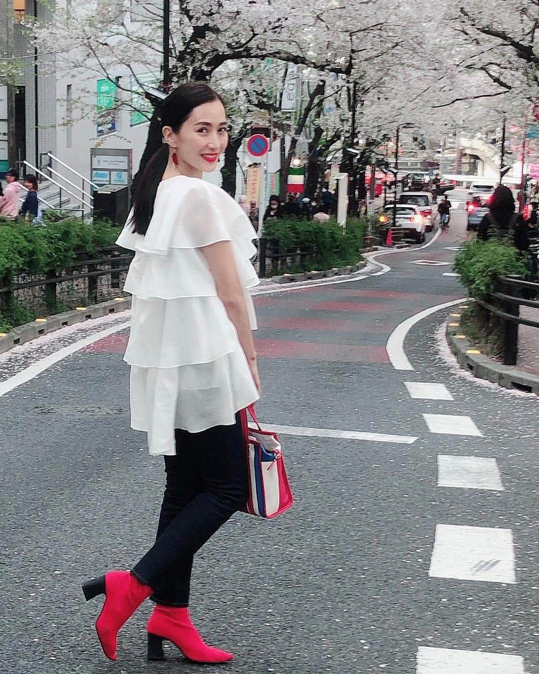 のインスタグラム：「. . new tops @sono_official  @spendard.com2014 . . 先日 おニューの 春らしい可愛いトップスをおろしました♡ . . 平成最期の桜と聞くと いつもよりみてしまうね🌸🌸🌸 桜好きだな . . . 春来たと思ったら また寒い❄️ 皆様、体調崩しません様に😌 . .  #sono #fashion  #love #dog #spring #new #clothes  #ソーノ #可愛い #おニュー #平成 #桜 #女子力アップ  #フリフリ #お気に入り #💓」