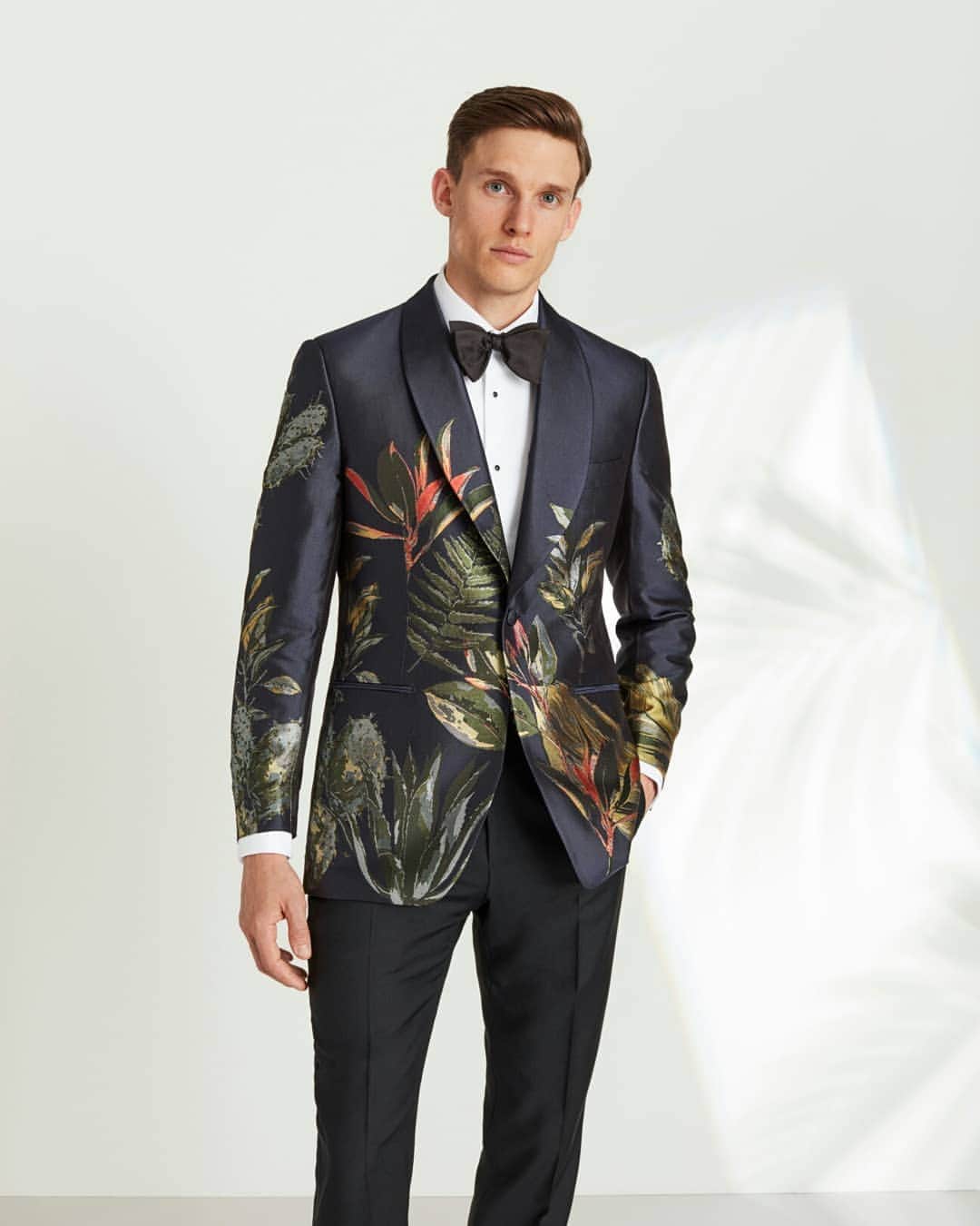 ギーブス&ホークスのインスタグラム：「Go Bold or Go Home | Stand out this season in Gieves & Hawkes range of exclusively designed silk jacquard eveningwear. . For Spring/ Summer 19 creative director John Harrison has taken cues from 19th-century botanical exploration, reimagining the classic dinner suit in flora, fauna and luxurious jacquard weaves.  Swipe to discover the process behind our tropical shawl tuxedo jacket, one of this season's standout pieces.  #formalwear #gievesandhawkes #ss19 #ageofexploration #bespoke」