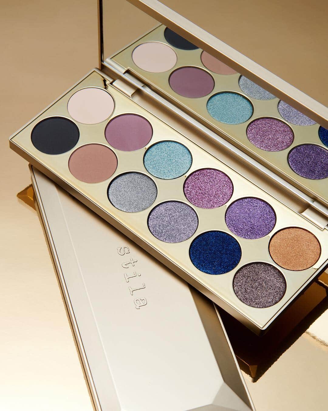 Stila Cosmeticsさんのインスタグラム写真 - (Stila CosmeticsInstagram)「What’s better than the party itself? Getting glam for it🤩 Our super-luxe new limited edition Happy Hour Eye Shadow Palette has ultra rich neutral and high-impact shades perfect for any look✨ #eyecandy #stilacosmetics #happyhour」4月9日 23時29分 - stilacosmetics