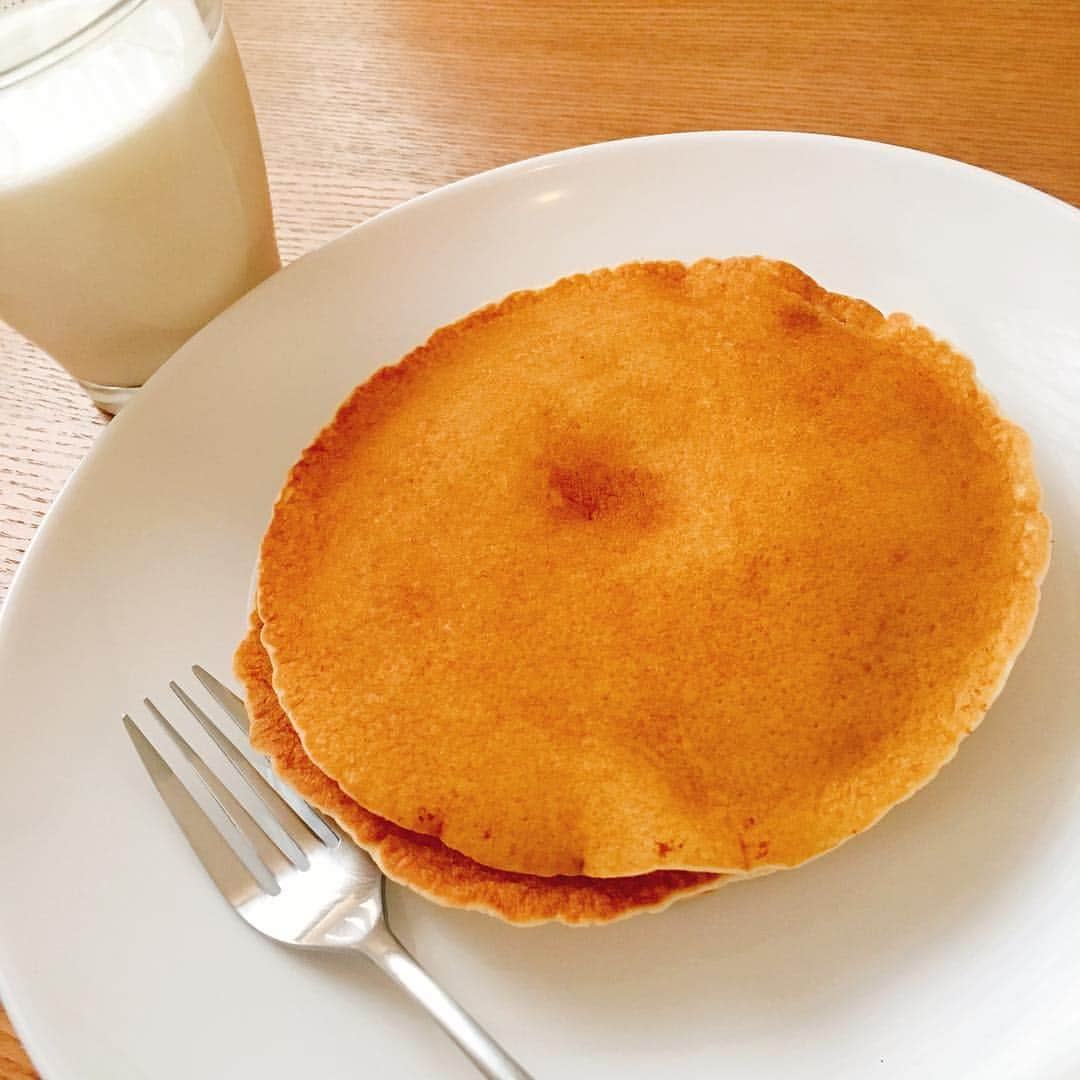 大久保藍子のインスタグラム：「お友達がくれた、お土産のミックスを使っておうちパンケーキ🥞😋💕 #パンケーキ」