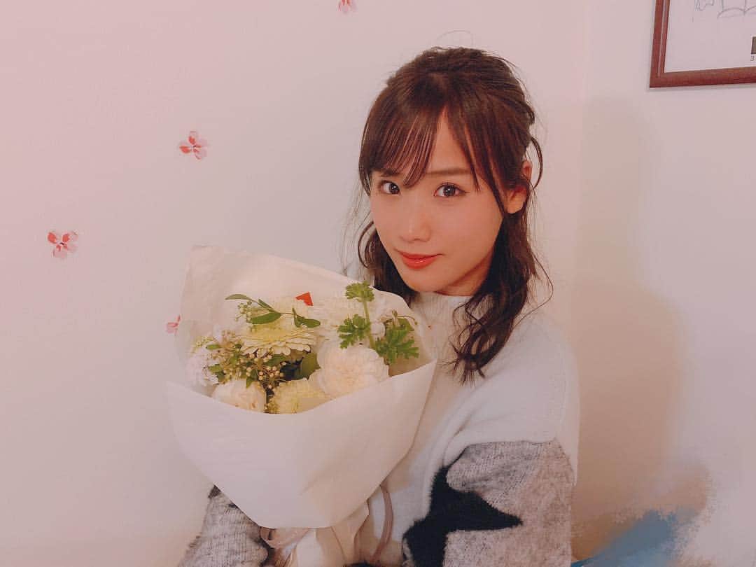 秋山ゆずきのインスタグラム：「. . 本日は御来場ありがとうございました︎☺︎ オリコンデイリー４位！卒業の曲となる CDで素敵な順位を頂けて嬉しいです。  ２５歳残り５日？ですが… なにをしたら良いのでしょうか…笑 . 綺麗なお花ありがとうございます。 . 4/20 26歳になり、初めてのイベント お待ちしております😊 . . #もうすぐ誕生日」