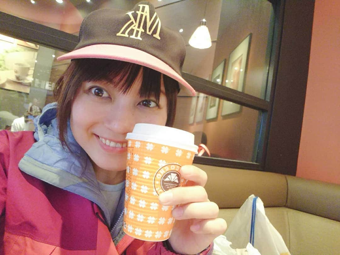 桜花さんのインスタグラム写真 - (桜花Instagram)「そして野球帰りにランチの後、  誕生日お祝いに ハリウちゃまがチョコクロと カフェラテごちそうしてくれた🐱🌼🌷🌷 ありがとう✨  とっても幸せ😆🍀 ハピピーンがチョモランマ級！！！🍀 #ハピピーン  #ありがとう #チョコクロ  #チョコ #ハリウリサ  #ラブ  #カフェラテ #カフェオレ  #chocolate #chocolatebread」4月9日 23時37分 - mountainohka