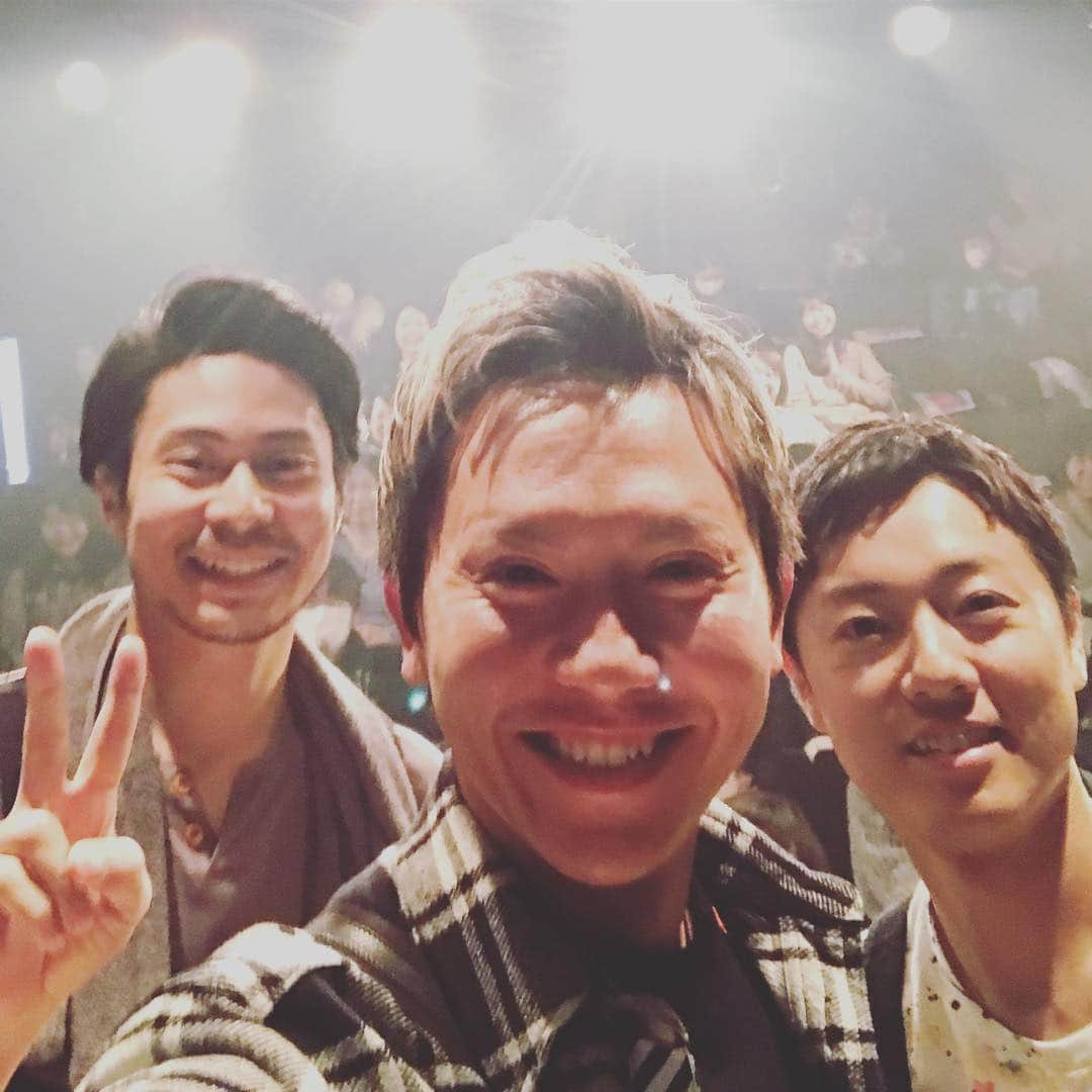 岡田亮輔さんのインスタグラム写真 - (岡田亮輔Instagram)「康介と原田さんのトンダカラを観劇しました✨😊✨ 笑いあり涙ありの最高のエンターテイメントでした👏 センスとお洒落の固まりでした✨✨✨ ブラボー👏👏👏 #トンダカラ #観劇 #お洒落 #センス #ブラボー #鯨井康介 #原田優一 #最高🤣」4月9日 23時38分 - ryosuke.okada0216