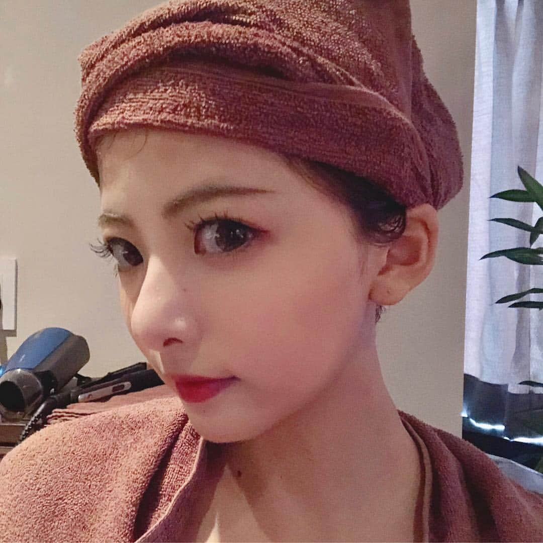 岡田栞奈のインスタグラム：「今日は4/2にグランドオープンした本格ヘッドスパ専門店『head CONCIERGE』へ❤️ ・ ・ 最初にカウンセリングで ヘッドコンシェルジュさんが ひとりひとりの希望に合わせて 集中的に施術していく部分や強さを提案してくれます♪ ゆったりと落ち着いた雰囲気の 個室で、リラックスできた〜🌱 1時間たっぷり 癒されてきました☺️ ・ ・ ヘッドスパ好きで色々行ってたんだけど、ここのはめちゃくちゃ気持ちよすぎて次の予約もとっちゃった🥰❤️週1で通うつもり❤️ #北青山 #ヘッドスパ #ヘッドコンシェルジュ #headconcierge #headspa #relax」