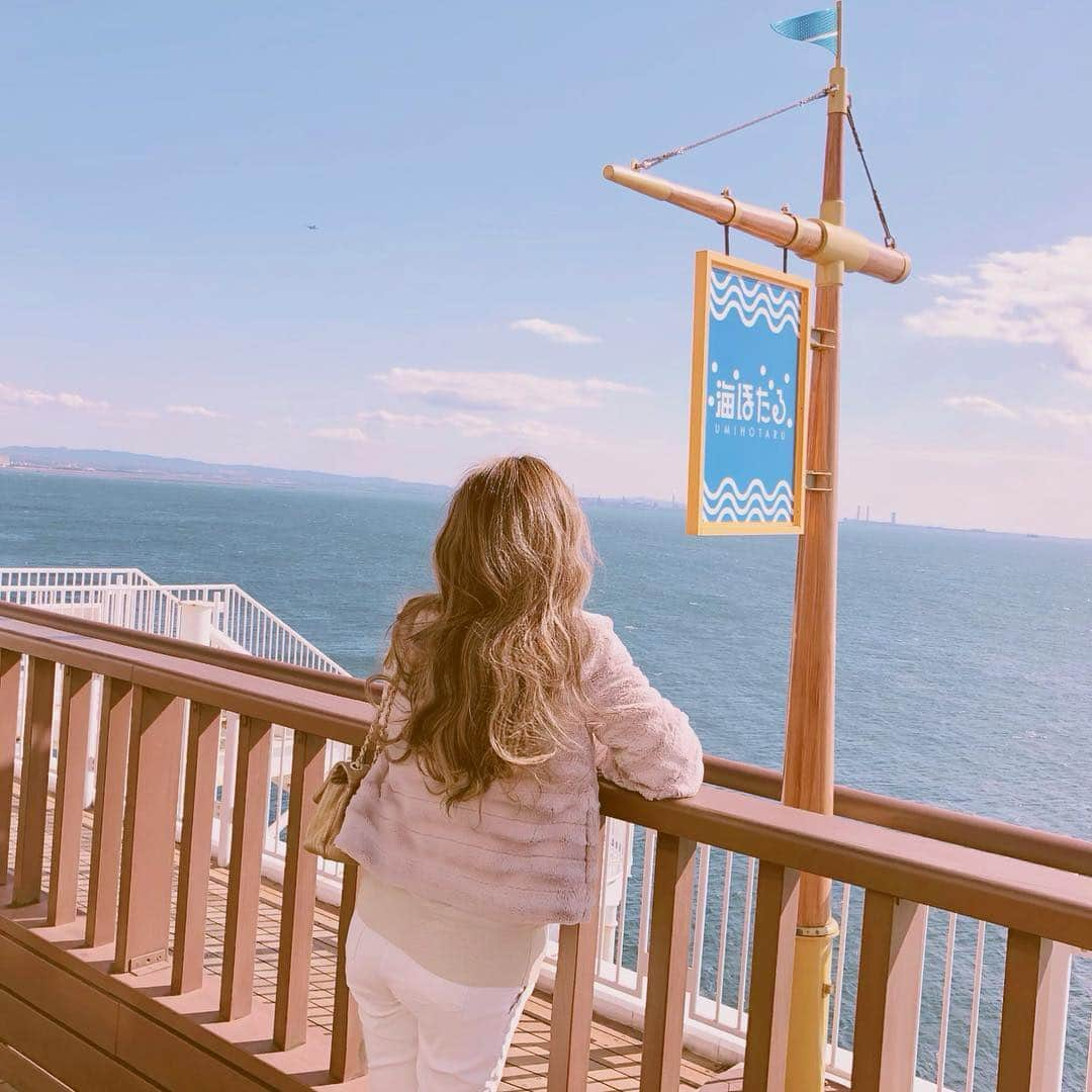 鈴木絢子さんのインスタグラム写真 - (鈴木絢子Instagram)「・ ・ #海外リゾート 気分ながら、 バッチリ映り込む 海ほたるの垂れ幕w ・ 先日髪色を変えました😊 春らしい#ピンクアッシュ に、#傷まないブリーチ と言われる#ケアブリーチ で#ハイライト をオン。内側は#バレイヤージュ になってます✨ ・ #ホームケア では#超音波導入機 #ケアプロ で週2の#キヌアトリートメント で栄養チャージ✊✨ ・ ・ ・ #海外風 #ブリーチサプリ#美髪 #美髪づくり #ケラチン #アディクシーカラー #イルミナカラー #アッシュベージュ #ヘアチェンジ #大人ピンク #春色カラー #外国人風カラー #艶髪 #海 #oceanview #carepro #superfoods #haircolor #🌸」4月9日 23時40分 - ayako_suzuki810