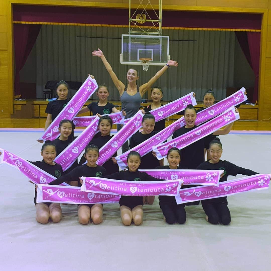 メリティナ・スタニウタさんのインスタグラム写真 - (メリティナ・スタニウタInstagram)「My hardworking gymnasts from Jeunesse rhythmic gymnastics club 🤗 thank you for your work 💗  And especially Kayo sensei for inviting me for second time ❤❤ . I always enjoy being here in Japan 🇯🇵🇯🇵 ⠀ Мелитина сенсей и трудяшки гимнасточки 🙏 . ⠀ #melimasterclass #melitinastaniouta #melitina #rhythmicgymnastics $gymnastics #rg #sensei #stage #japan  #training #trainingcamp #tokyo #gymnasticsjapan  #gymnasticscamp #мастеркласс #япония #токио #гимнастика #тренировка」4月9日 23時44分 - melitinastaniouta