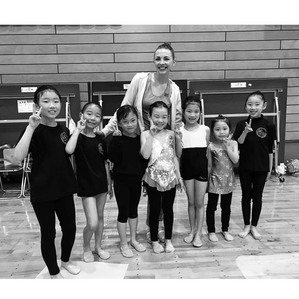 メリティナ・スタニウタさんのインスタグラム写真 - (メリティナ・スタニウタInstagram)「My hardworking gymnasts from Jeunesse rhythmic gymnastics club 🤗 thank you for your work 💗  And especially Kayo sensei for inviting me for second time ❤❤ . I always enjoy being here in Japan 🇯🇵🇯🇵 ⠀ Мелитина сенсей и трудяшки гимнасточки 🙏 . ⠀ #melimasterclass #melitinastaniouta #melitina #rhythmicgymnastics $gymnastics #rg #sensei #stage #japan  #training #trainingcamp #tokyo #gymnasticsjapan  #gymnasticscamp #мастеркласс #япония #токио #гимнастика #тренировка」4月9日 23時44分 - melitinastaniouta