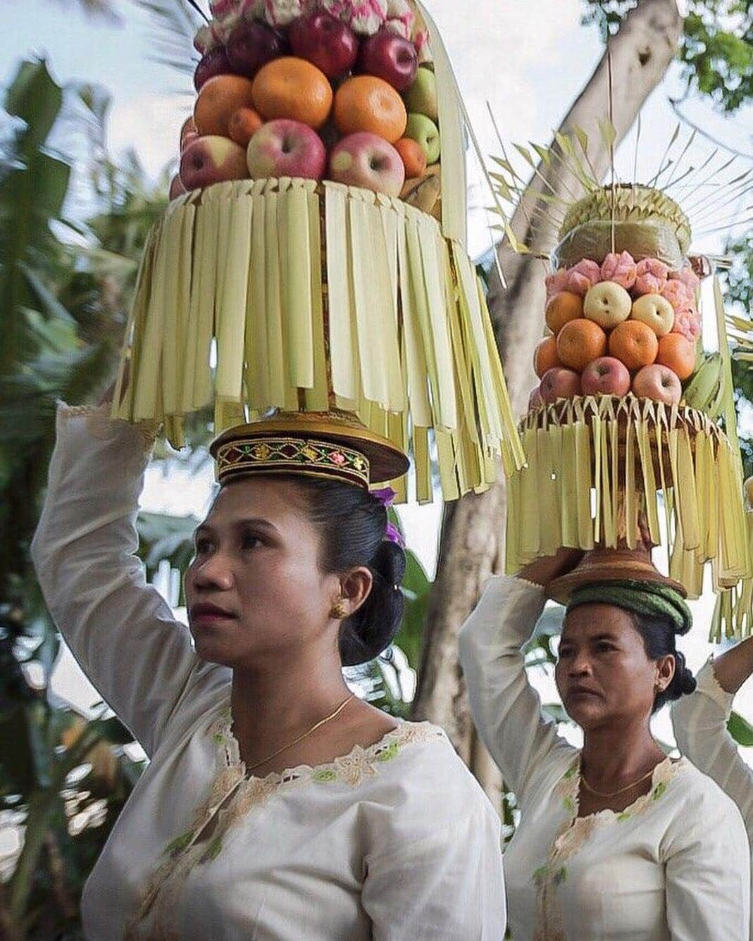 ナショナルジオグラフィックさんのインスタグラム写真 - (ナショナルジオグラフィックInstagram)「Photos by @johnstanmeyer | The beauty of gebogans, spiritual offerings carried by a procession of women entering a temple in Ubud, Bali, in Indonesia. @natgeo @natgeocreative @thephotosociety #ubud #bali #indonesia #gebogan #offerings」4月9日 23時44分 - natgeo