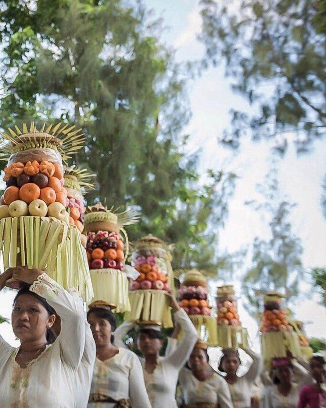 ナショナルジオグラフィックさんのインスタグラム写真 - (ナショナルジオグラフィックInstagram)「Photos by @johnstanmeyer | The beauty of gebogans, spiritual offerings carried by a procession of women entering a temple in Ubud, Bali, in Indonesia. @natgeo @natgeocreative @thephotosociety #ubud #bali #indonesia #gebogan #offerings」4月9日 23時44分 - natgeo