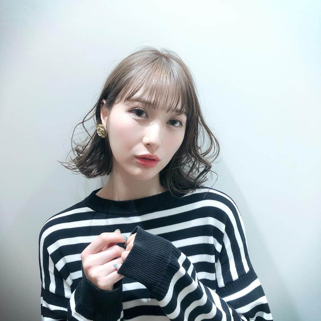 はりーさんのインスタグラム写真 - (はりーInstagram)「今日はヘアカラー インスタライブ ありがとうございました…♡ 美容室のピーカーブー新宿店から 配信して見事に金髪から 透明感あるアールグレイカラーでする🏷 どんな色になるでしょう？と言って ライブ切ったので すぐあげたくて撮りたてほやほや💓 今撮ったばかりのお写真です…♡♡♡ ピーカーブー綾部氏 ありがとうございます😆 @ryuuto0108  ちなみに綾部さんにリラ紹介と 頼むとカットやカラーに トリートメントを無料で つけてくれるそうです…♡行ってみてね #cool#cute#model#写真好きな人と繋がりたい#ヘアアレンジ#ボブアレンジ#すまし顔#可愛い女の子#ヘアースタイル#モデル募集 #followme #followfollow #fashion #instagood #美脚モデル #写真好きな人と繋がりたい #selfie#style #ファインダー越しの私の世界#被写体#sexy#stylish#美脚になりたい#fashionista #ファッションコーデ#ボーダー#かわいい女の子」4月9日 23時45分 - kirarin_harry_official