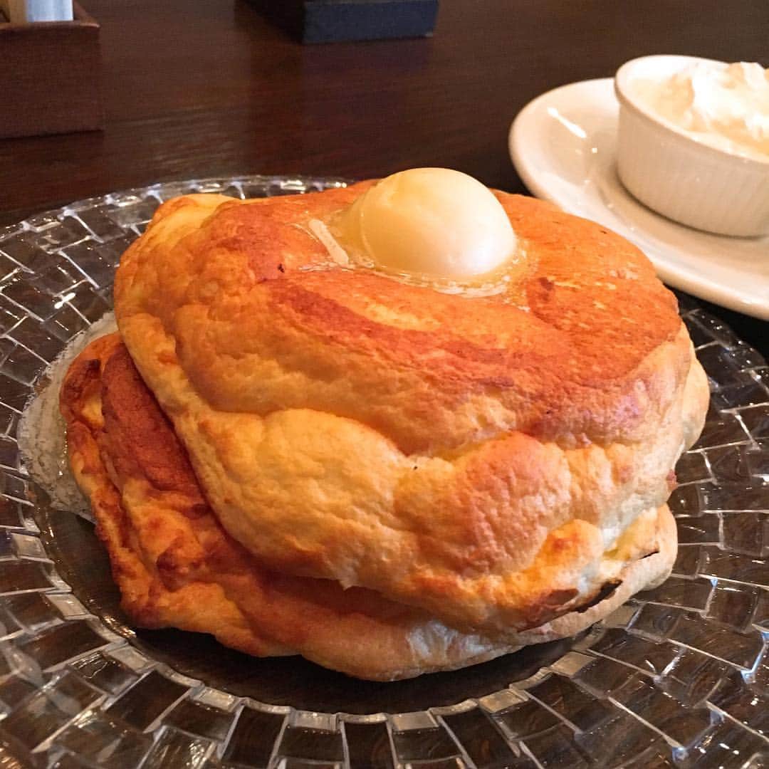 大久保藍子のインスタグラム：「これはほんとに人に教えたくないくらい美味しいおみせ😋 はーしょっぱ甘いが天才てき！ #パンケーキ」