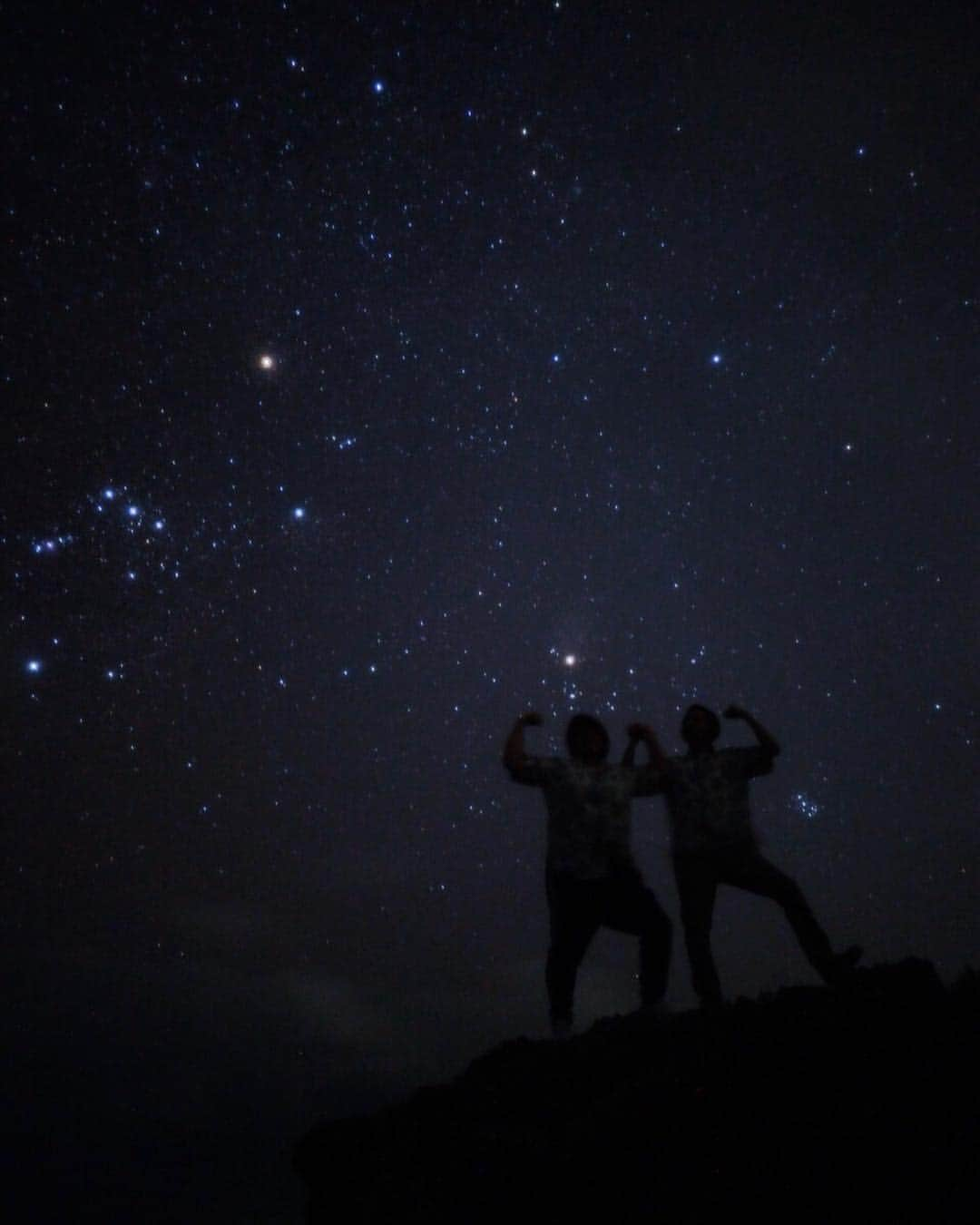 杉本美香さんのインスタグラム写真 - (杉本美香Instagram)「・ 星空フォトツアー⭐︎ ・ 本物の星です✨ ・ @miyashibuwalker  宮渋さんでお世話になりました♡ ・ ステキな星空とステキに撮ってもらえて大大大満足です🤩 ・ 相方初公開かな？笑 顔はご想像にお任せします😜笑 ・ 帰りに写真家のお二人と記念に撮ってもらってお二人の顔がやっとわかりました😆笑 ・ そして彼女さんから思い出に残る手作りサプライズプレゼントまでくださり嬉しかったです🎁 ・ 是非宮古島へ行った際は @miyashibuwalker へ‼️ ・ さっ！ 現実の世界へ🥴 ・ ・ #星空フォトツアー #宮渋walker @miyashibuwalker  #星空すごかった #東京にはない #住みたくなる #沖縄好き #相方はご想像にお任せ #相方に迷惑かけないようにしないとね #笑顔 #smile😊」4月9日 23時48分 - mika__sugimoto