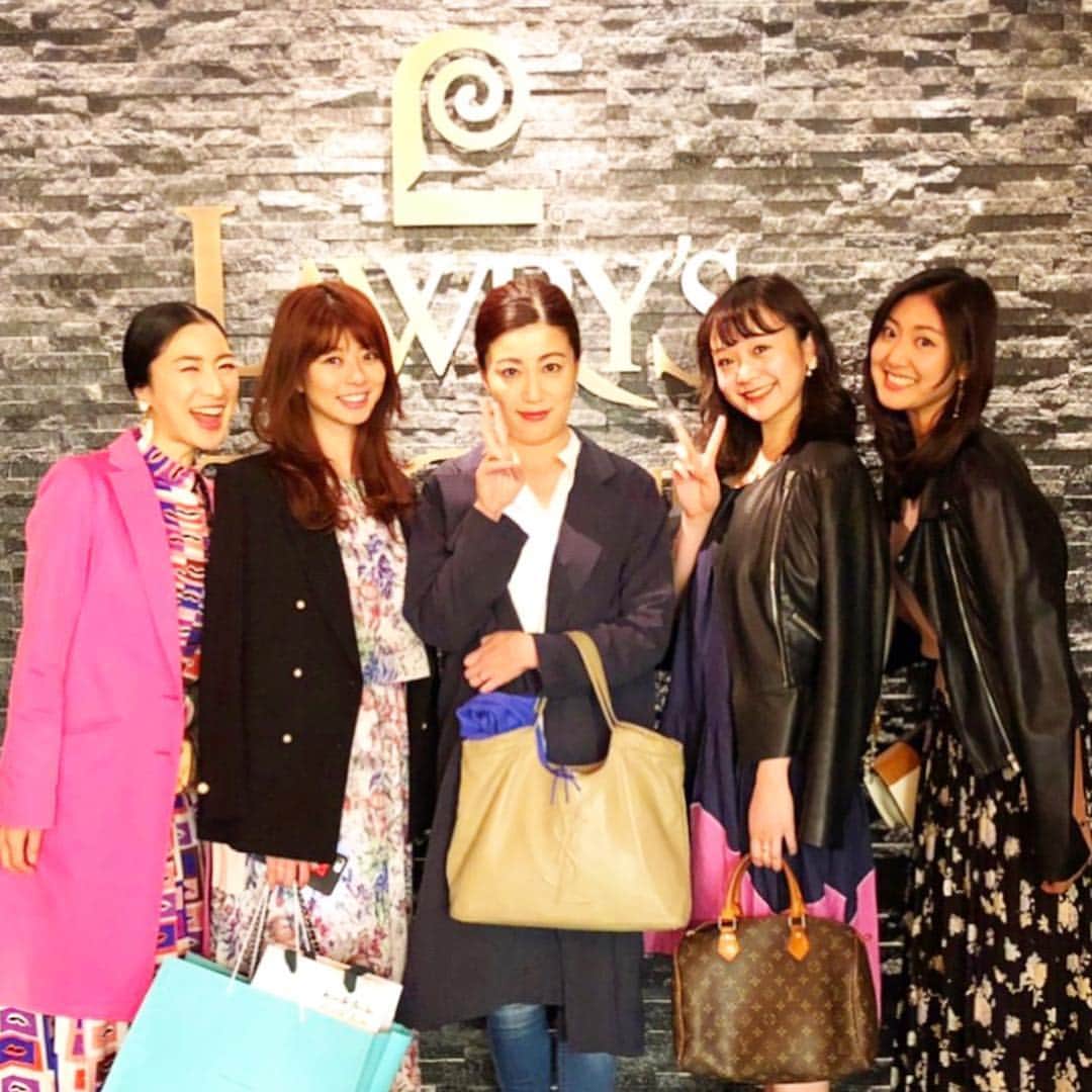 えれなさんのインスタグラム写真 - (えれなInstagram)「TBS『芸能人が本気バレエ』の番組で、私達の担当をしてくださった小野さんがご結婚されと聞き💍✨ 八反安未果ちゃんの計画でサプライズのお祝いをしました🤗  ガチガチの本気の番組だっただけに、先が見えない不安だらけの私達を約1年もの間、影ながら支えていただきました。  男性スタッフが多い中、女性の小野さんがいてくれた事が本当に心強かった。  何年かぶりに皆んなで再会したので、時間が全然足りない足りない足りない💦www  それなのに、、、 お誕生日のお祝いまで用意してくれていました😭  私までサプライズ😭😭 もう、皆んなには感謝しかないです🙏  このメンバーと出会えて。  本気で幸せです💗  #芸能人が本気バレエ #小野さん #結婚おめでとうございます #一緒に泣いたり笑ったり #支えてくれた人 #今日来れなかったメンバー残念すぎる #ランチなのにディナー感 #シラフなのにテンション高すぎ  #気づいたら水だけで30分近く話てなかった ？w #皆んな細いのに良く食べる #そして良く話す #パワフル #皆んなからパワーもらえる #当時はライバル #皆んな必死に努力してたね #皆んな本気だった #その事をお互い理解しあってた #同志だった #本気になれる事って #大人になってから中々ないと思う #皆んなに出会えて本当に良かった  #調度4年前に #最終メンバーが決まったなぁ #そこから全てが始まった  #バレエ #この番組で私の人生も変わったよ #素晴らしい経験をさせてもらった #感謝 #loveyouguys  #えれな」4月9日 23時50分 - elena1982312