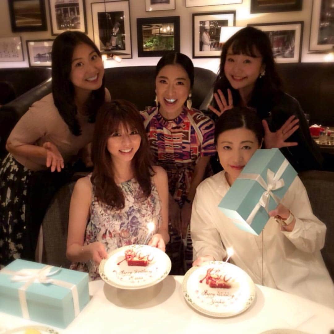 えれなさんのインスタグラム写真 - (えれなInstagram)「TBS『芸能人が本気バレエ』の番組で、私達の担当をしてくださった小野さんがご結婚されと聞き💍✨ 八反安未果ちゃんの計画でサプライズのお祝いをしました🤗  ガチガチの本気の番組だっただけに、先が見えない不安だらけの私達を約1年もの間、影ながら支えていただきました。  男性スタッフが多い中、女性の小野さんがいてくれた事が本当に心強かった。  何年かぶりに皆んなで再会したので、時間が全然足りない足りない足りない💦www  それなのに、、、 お誕生日のお祝いまで用意してくれていました😭  私までサプライズ😭😭 もう、皆んなには感謝しかないです🙏  このメンバーと出会えて。  本気で幸せです💗  #芸能人が本気バレエ #小野さん #結婚おめでとうございます #一緒に泣いたり笑ったり #支えてくれた人 #今日来れなかったメンバー残念すぎる #ランチなのにディナー感 #シラフなのにテンション高すぎ  #気づいたら水だけで30分近く話てなかった ？w #皆んな細いのに良く食べる #そして良く話す #パワフル #皆んなからパワーもらえる #当時はライバル #皆んな必死に努力してたね #皆んな本気だった #その事をお互い理解しあってた #同志だった #本気になれる事って #大人になってから中々ないと思う #皆んなに出会えて本当に良かった  #調度4年前に #最終メンバーが決まったなぁ #そこから全てが始まった  #バレエ #この番組で私の人生も変わったよ #素晴らしい経験をさせてもらった #感謝 #loveyouguys  #えれな」4月9日 23時50分 - elena1982312