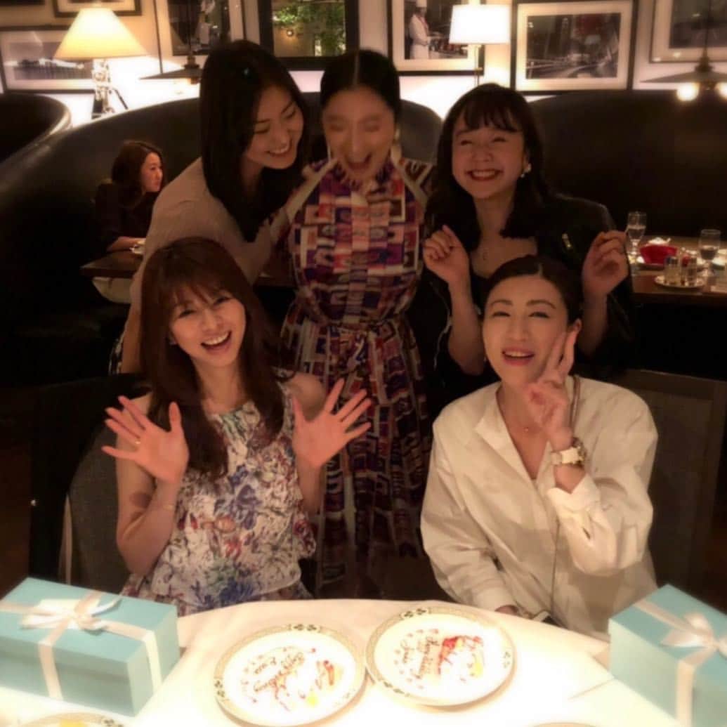 えれなさんのインスタグラム写真 - (えれなInstagram)「TBS『芸能人が本気バレエ』の番組で、私達の担当をしてくださった小野さんがご結婚されと聞き💍✨ 八反安未果ちゃんの計画でサプライズのお祝いをしました🤗  ガチガチの本気の番組だっただけに、先が見えない不安だらけの私達を約1年もの間、影ながら支えていただきました。  男性スタッフが多い中、女性の小野さんがいてくれた事が本当に心強かった。  何年かぶりに皆んなで再会したので、時間が全然足りない足りない足りない💦www  それなのに、、、 お誕生日のお祝いまで用意してくれていました😭  私までサプライズ😭😭 もう、皆んなには感謝しかないです🙏  このメンバーと出会えて。  本気で幸せです💗  #芸能人が本気バレエ #小野さん #結婚おめでとうございます #一緒に泣いたり笑ったり #支えてくれた人 #今日来れなかったメンバー残念すぎる #ランチなのにディナー感 #シラフなのにテンション高すぎ  #気づいたら水だけで30分近く話てなかった ？w #皆んな細いのに良く食べる #そして良く話す #パワフル #皆んなからパワーもらえる #当時はライバル #皆んな必死に努力してたね #皆んな本気だった #その事をお互い理解しあってた #同志だった #本気になれる事って #大人になってから中々ないと思う #皆んなに出会えて本当に良かった  #調度4年前に #最終メンバーが決まったなぁ #そこから全てが始まった  #バレエ #この番組で私の人生も変わったよ #素晴らしい経験をさせてもらった #感謝 #loveyouguys  #えれな」4月9日 23時50分 - elena1982312