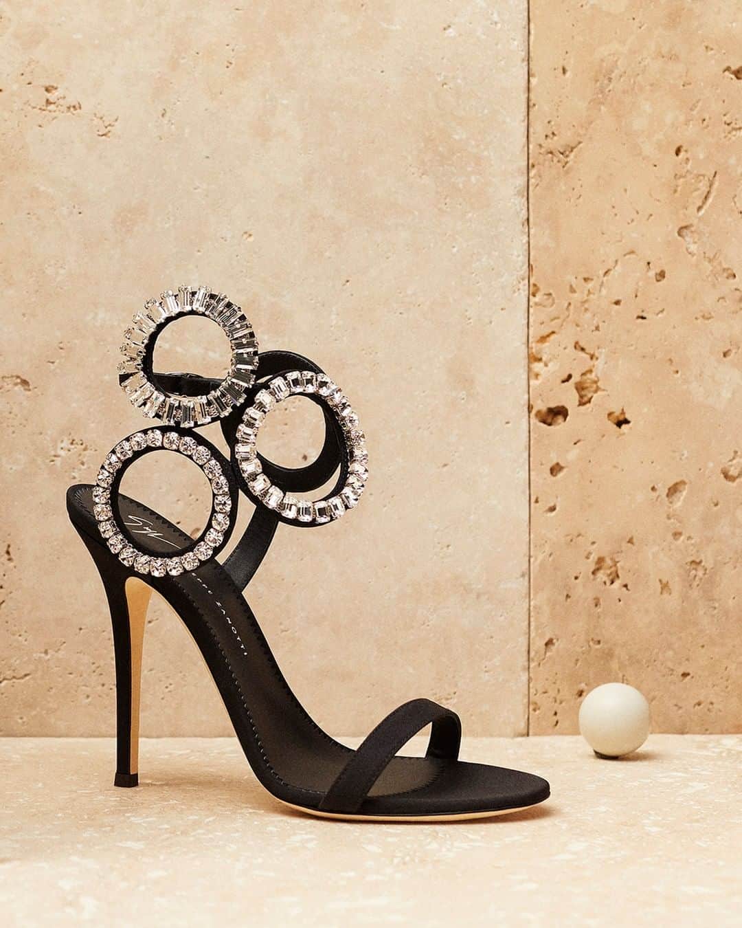 Giuseppe Zanotti Designさんのインスタグラム写真 - (Giuseppe Zanotti DesignInstagram)「She circles in beauty. With her dazzling shape and gleaming point of view, the KASSIE is a design standout.  #GiuseppeZanotti #GZSS19」4月10日 0時00分 - giuseppezanotti
