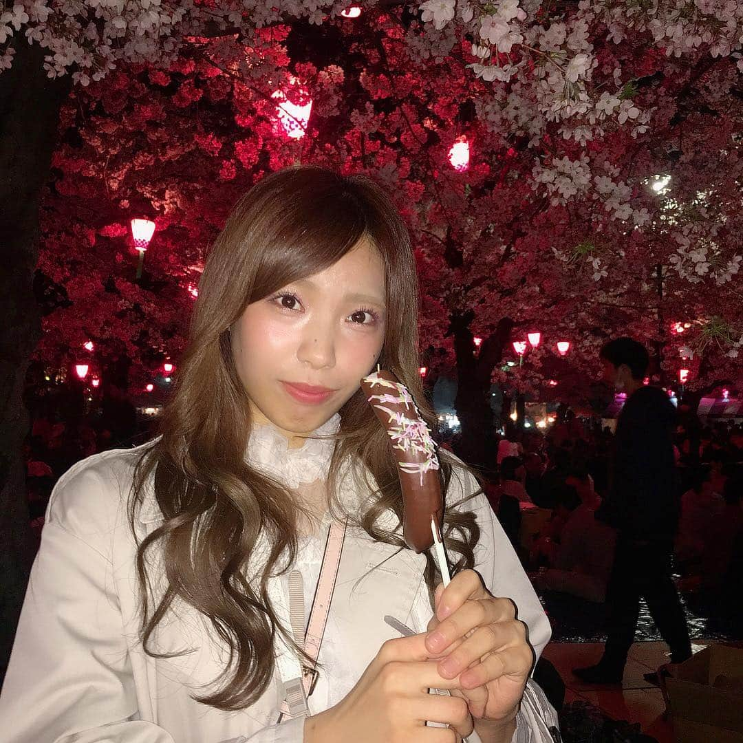 斉藤めぐさんのインスタグラム写真 - (斉藤めぐInstagram)「. . もー桜終わっちゃうね🌸 かわいいものと写真撮ろうと思って (いつもガッツリしたのばっか食べてるから。笑) 初めてレベルでチョコバナナ買った🍌🍫 おいしかったです🙆🏻‍♀️ . #桜 #お花見 #夜桜 #もうすぐ見納め #屋台 #チョコバナナ」4月9日 23時56分 - megusaitou