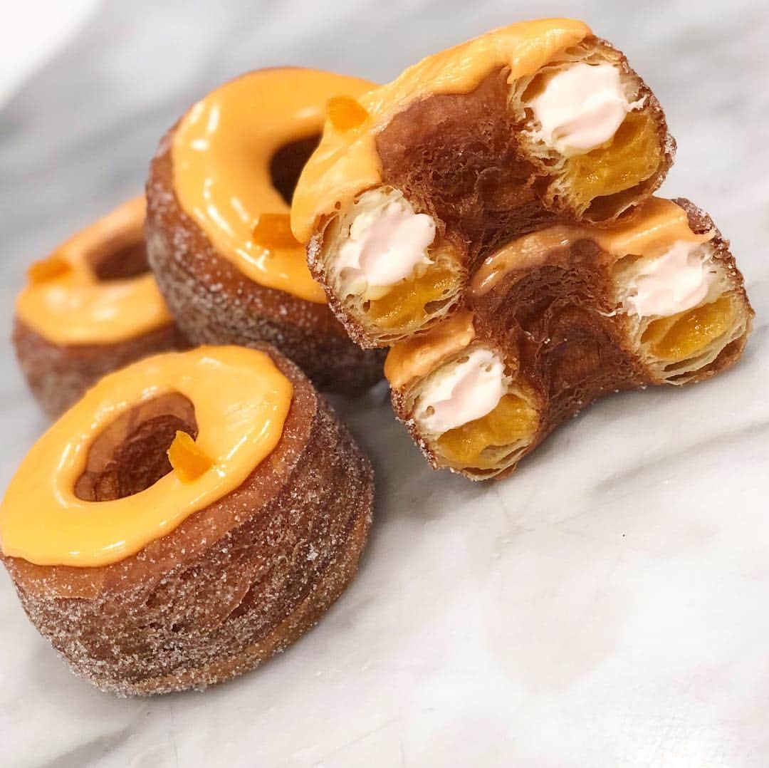 DOMINIQUE ANSEL BAKERYさんのインスタグラム写真 - (DOMINIQUE ANSEL BAKERYInstagram)「April’s Apricot Rose Mascarpone Cronut® at @dominiqueansella, filled with fragrant apricot rose jam and creamy mascarpone ganache.」4月9日 23時59分 - dominiqueansel