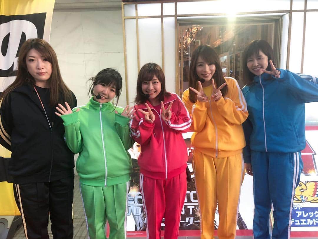 ヒラヤマンのインスタグラム：「あげまん通常回でした！あげまんに応援に来てくれる視聴者さんたちみんな優しくてほっこりするなぁ(^ ^) そして今日はさやかさんにレシートあげるためにファミマで朝ごはん買ったっちゃけど500円分の買い物するのって意外と難しい！と思いきやディレクターさんのタバコ買ったら余裕で超えた！いまタバコって510円もするのか😂 高いなーー。日常的に摂取する嗜好品とは思えぬ値段。わたしがセブンでバイトしよった頃は270円とかやったのに😂😂倍やん😂 #ビワコ #さやか #しおねえ #青山りょう #タバコ #高級品」