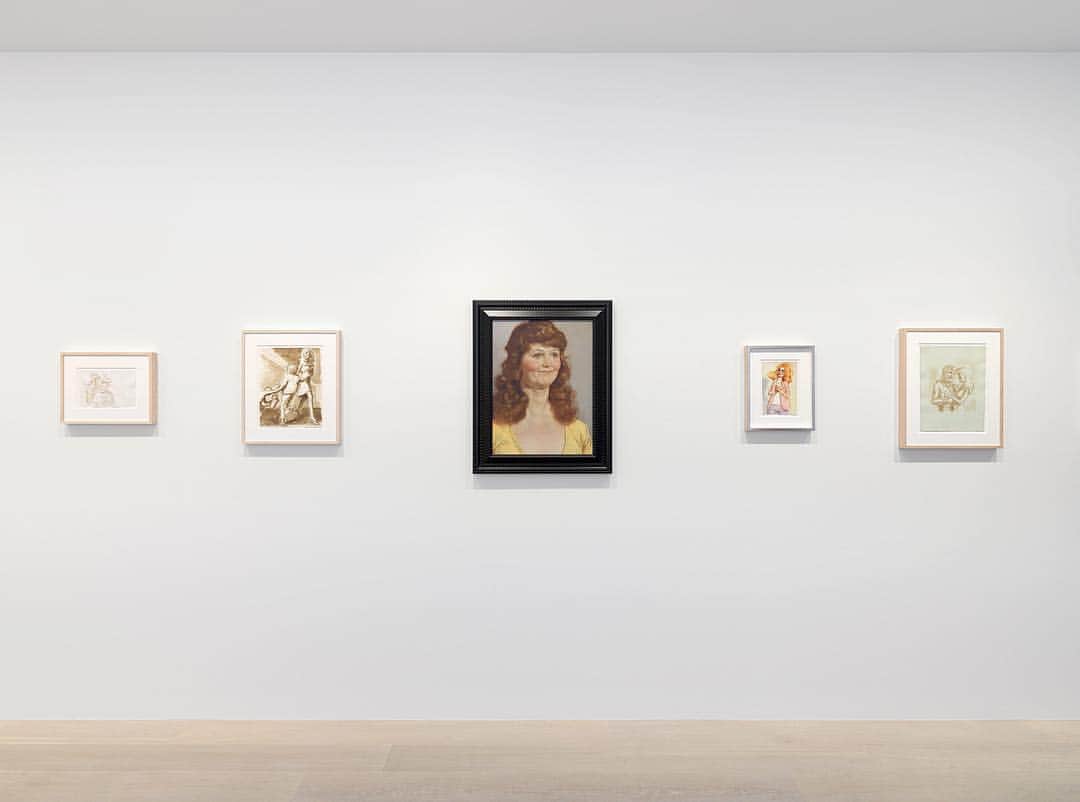 のインスタグラム：「#JohnCurrin: Visit Gagosian, Geneva, to see paintings and works on paper by John Currin, made between 1989 and 2014. The exhibition closes this Friday, April 12.  Throughout his career, Currin has searched for the point at which the beautiful and the ugly are held in perfect balance. With his mastery of graphic and painterly techniques, combined with a predilection for the extreme, the humorous, and the ribald, his subjects challenge social and sexual taboos while subverting the historical linearity of artistic genres. Learn more via the link in our bio. ___________ #Gagosian #GagosianGeneva Installation views, “John Currin," Gagosian, Geneva, January 30–April 12, 2019. Artwork © John Currin. Photos: Annik Wetter」