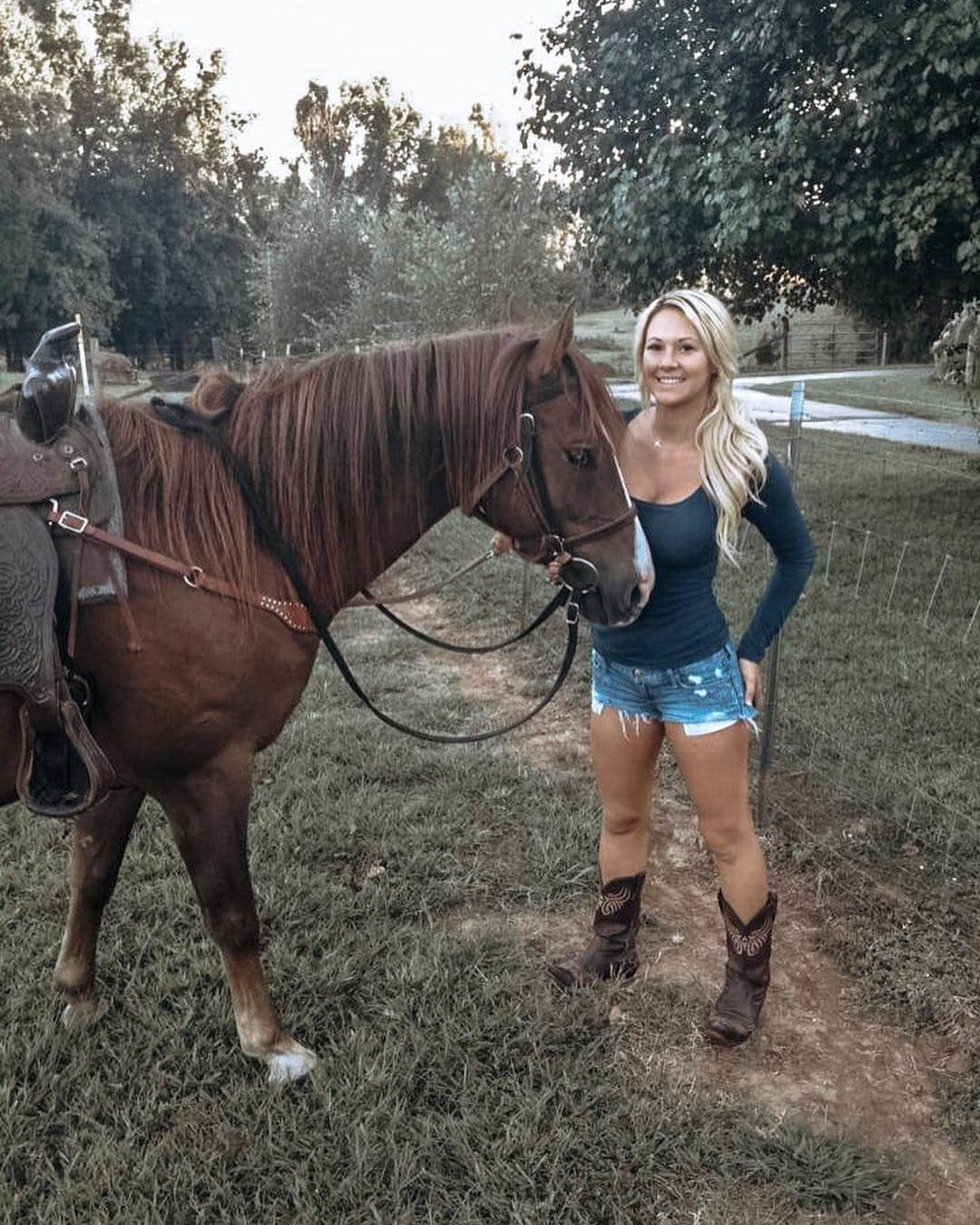 Kindly Myersさんのインスタグラム写真 - (Kindly MyersInstagram)「Spring time means... getting back in the saddle. Time to start riding again.」4月10日 0時06分 - kindlymyers