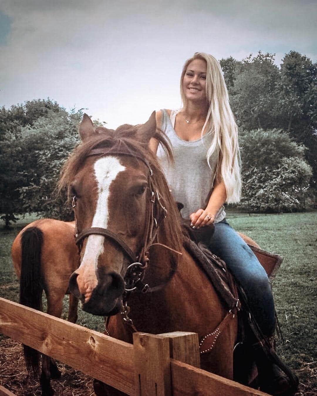 Kindly Myersさんのインスタグラム写真 - (Kindly MyersInstagram)「Spring time means... getting back in the saddle. Time to start riding again.」4月10日 0時06分 - kindlymyers