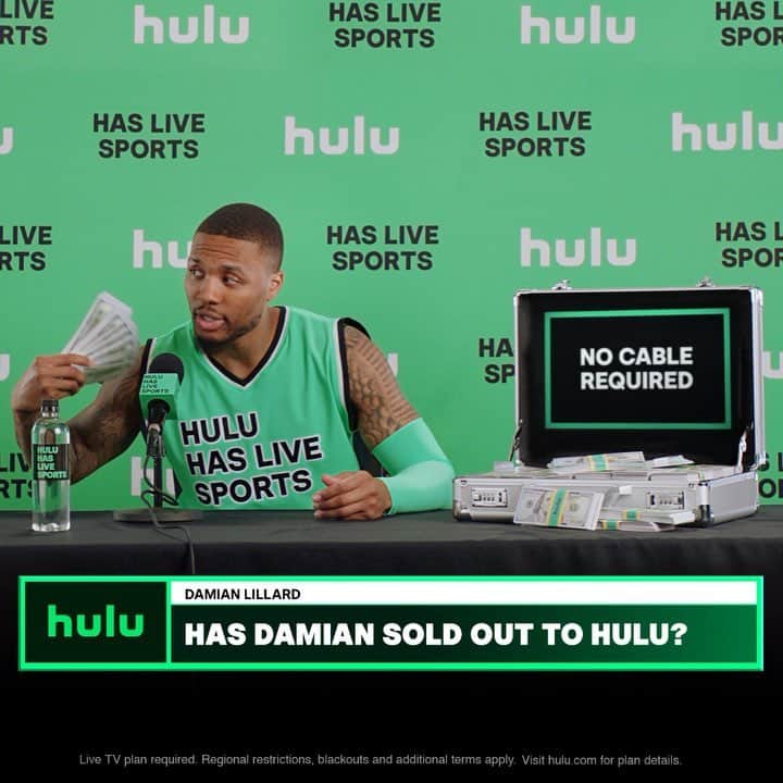 デイミアン・リラードのインスタグラム：「‪Selling out all the way to the bank. 🏦‬ Watch me and the squad tonight, live on @Hulu. #hulusellout #huluhaslivesports #ad #sponsoredpost‬」