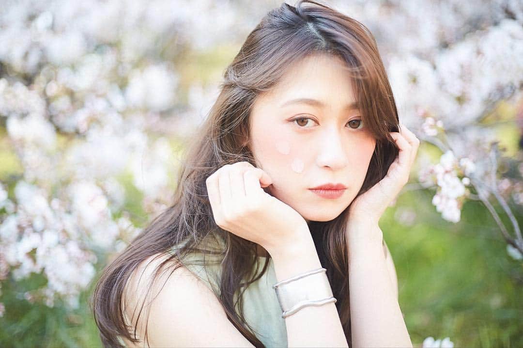 豊森ちはやのインスタグラム：「﻿ ﻿ ﻿ ﻿ ﻿ 季節も環境も変わる4月。﻿ ﻿ わくわくするけどどこか不安だったり、﻿ ﻿ いろんな気持ちが共存する季節💭﻿ ﻿ ﻿ ﻿ この時期だからこそ﻿ ﻿ 頑張らない時間と、﻿ ﻿ 頑張り過ぎないことが大事 ♥﻿ ﻿ ﻿ ﻿ 〰﻿ photo by @noriyukiishikawa_photo ☽﻿ ﻿ ﻿」