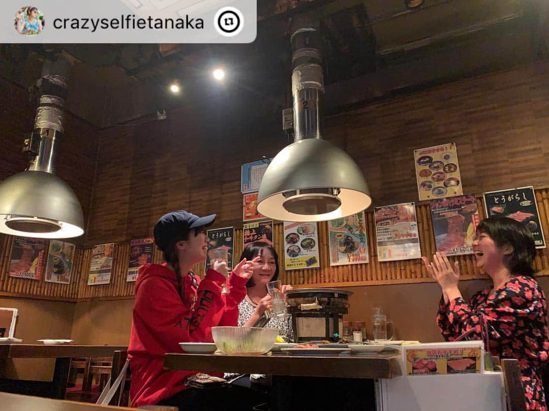 ぱいぱいでか美のインスタグラム：「憧れのクレイジーセルフィー！ 今日は志麻子さんと共に田中さんのお誕生日祝いでした♡ . . repost @crazyselfietanaka #crazyselfietanaka  #selfie #自撮り #岩井志麻子 #ヒョウ #ぱいぱいでか美 #焼肉 #BBQ #幸永 #新宿 #誕生日会 #有吉反省会  幸永うめー"」
