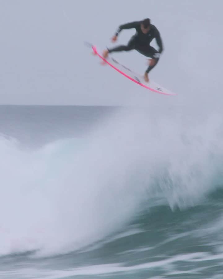 のインスタグラム：「@Julian_Wilson has arrived 🤯 Watch him live at the #RipCurlPro Bells Beach April 17 -27 🎥: @jimmylees」