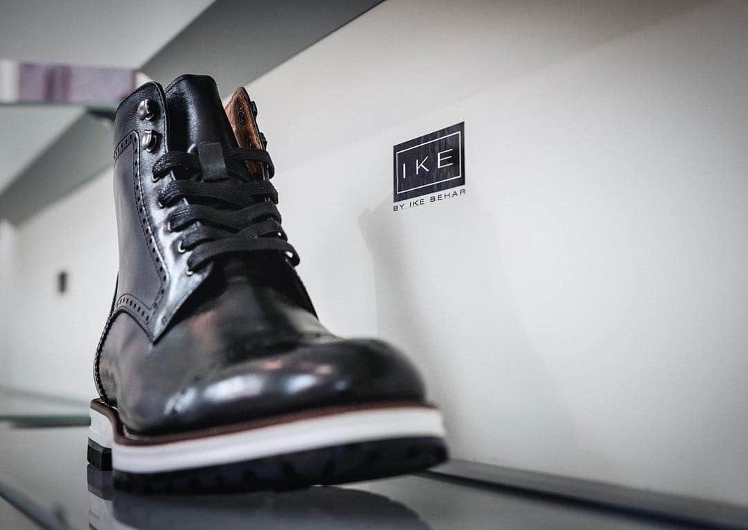 アイクベーハーさんのインスタグラム写真 - (アイクベーハーInstagram)「Walk #InStyle . . 📸 by @cerdafye . . #IkeBeharShoes #Instagood #ShoeGame #menswear #boots #mensshoes #fashion」4月10日 0時13分 - ikebehar
