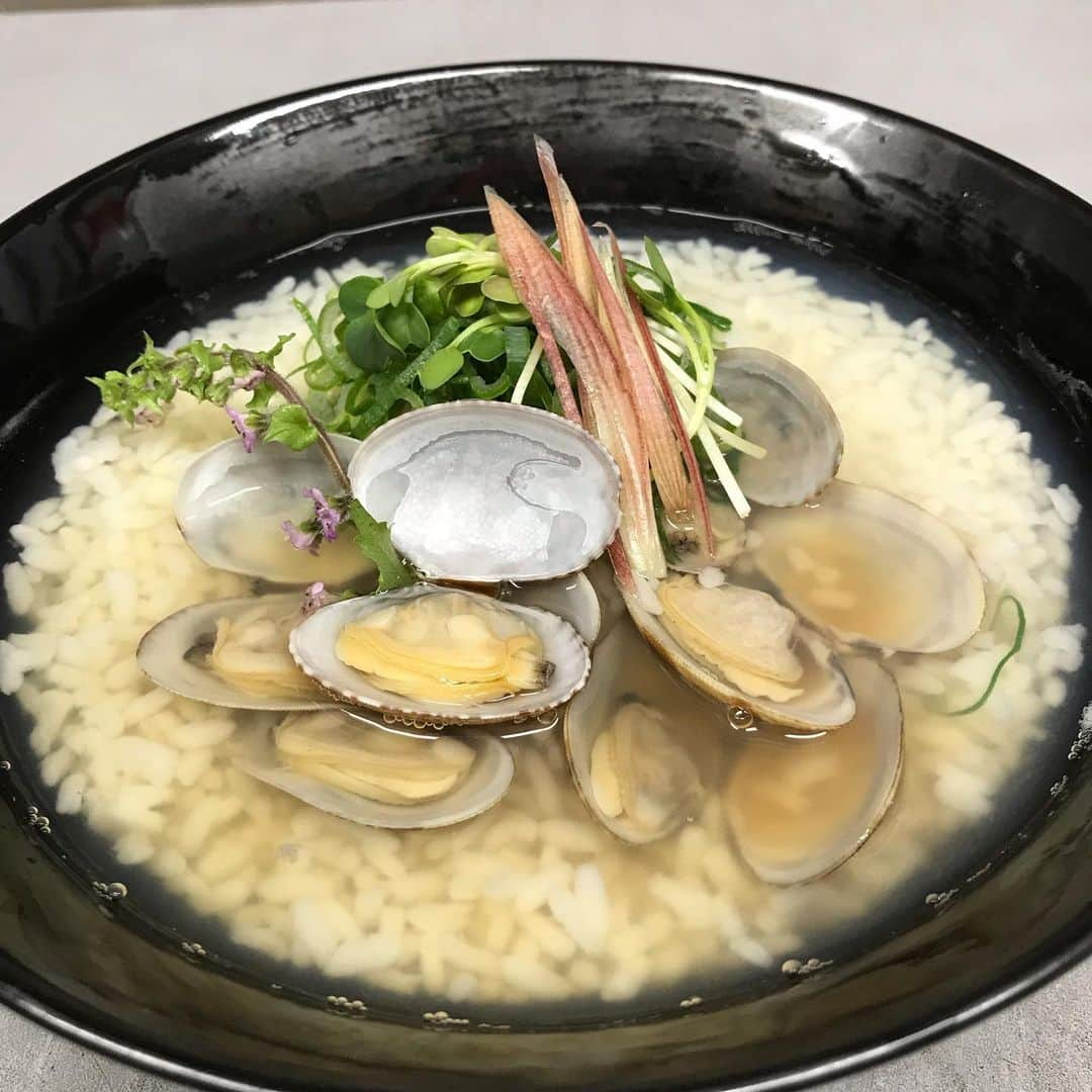 鶏魚 谷町さんのインスタグラム写真 - (鶏魚 谷町Instagram)「鶏魚です！しーちゃんです🎶 新メニューに登場する、お茶漬けです*\(^o^)/* 貝出汁たっぷりのお味を堪能してね♡ #新メニュー #貝出汁 #鶏魚 #大阪 #谷町四丁目 #駅近 #セルフ飲み放題 #地域最安値 #コース #座敷 #個室 #貝盛り放題 #ガンガン焼き #あさり #はまぐり #ホンビノス貝 #牡蠣 #さざえ #飲み会 #女将」4月10日 0時26分 - toriuotanimati