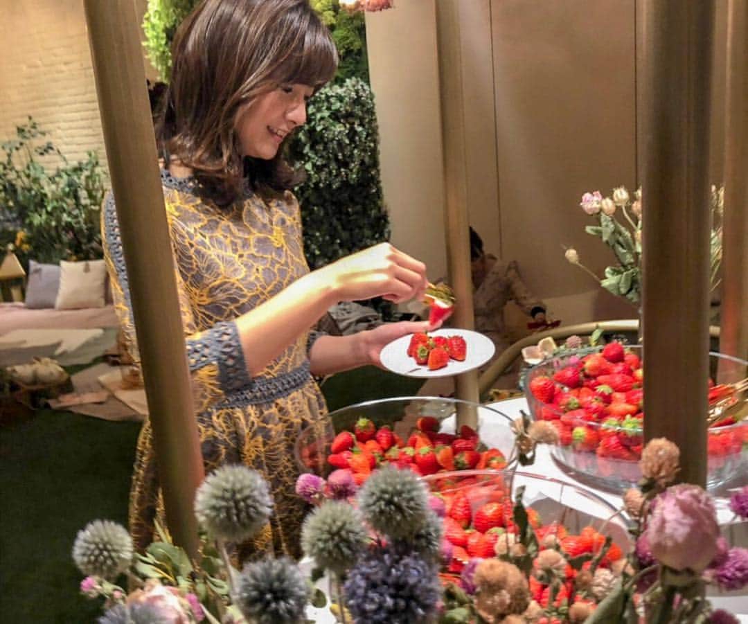 中西希さんのインスタグラム写真 - (中西希Instagram)「ピクニック✖️アフタヌーンティ🍰﻿ ﻿ 大学の後輩で仲良しのアカリが、﻿ 誕生日プレゼントに…🥺﻿ 最高の時間でした❣️ ﻿ ﻿ お洒落な空間だけでなく、﻿ 味も良く、更には、﻿ イチゴが食べ放題ということも魅力的で。。﻿ また行きたい🥺💓﻿ ﻿  #フルーツピクニック #ピクニック好き #アフタヌーンティー」4月10日 0時26分 - nakanishi.nozomi