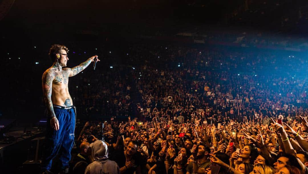 フェデスさんのインスタグラム写真 - (フェデスInstagram)「Grazie Milano! ❤️✌🏻 È sempre bello tornare a casa 😊」4月10日 0時28分 - fedez