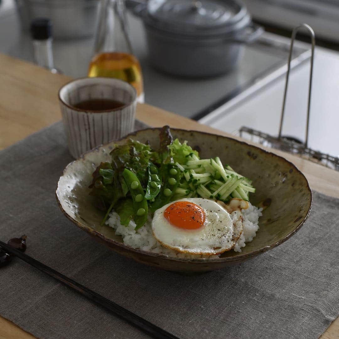 めがねとかもめと北欧暮らしさんのインスタグラム写真 - (めがねとかもめと北欧暮らしInstagram)「朝ごはん🍚 ・ 日付が変わってしまいましたが、昨日の朝のせごはん😅 ・ 目玉焼き大好きな長男のリクエストで作ったサラダ目玉焼きごはんです✨ ・ サラダにはオリーブオイルとトリュフ塩🧂 ・ シンプルだけど安定の面白さでした👍 ・ ブログ更新しました！ @mi1341 ←プロフィールのURLからブログへ飛べます🎶 ・ 是非ご覧頂けたら嬉しいです☺️ ・ #めがねとかもめと北欧暮らし#朝ごはん#朝のせごはん#目玉焼き#朝食#サラダ#ズボラ飯 ・」4月10日 0時30分 - mi1341