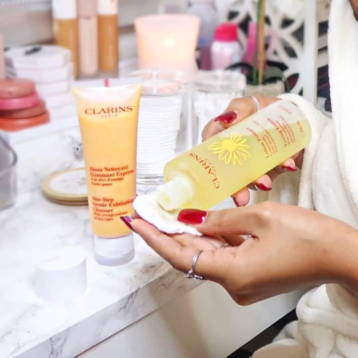 CLARINSさんのインスタグラム写真 - (CLARINSInstagram)「People, let me tell you about my best friend 💗 Did you know, timing after you cleanse... 🌟Restores pH balance to skin for your brightest glow 🌟Removes excess cleanser left behind on skin 🌟Helps your products penetrate deeper & work harder . . . 📷: @miladejesusoficial #ClarinsSkincare #Skincare #SkincareRoutine #Clarins #HealthySkin #NaturalSkincare」4月10日 0時30分 - clarinsusa