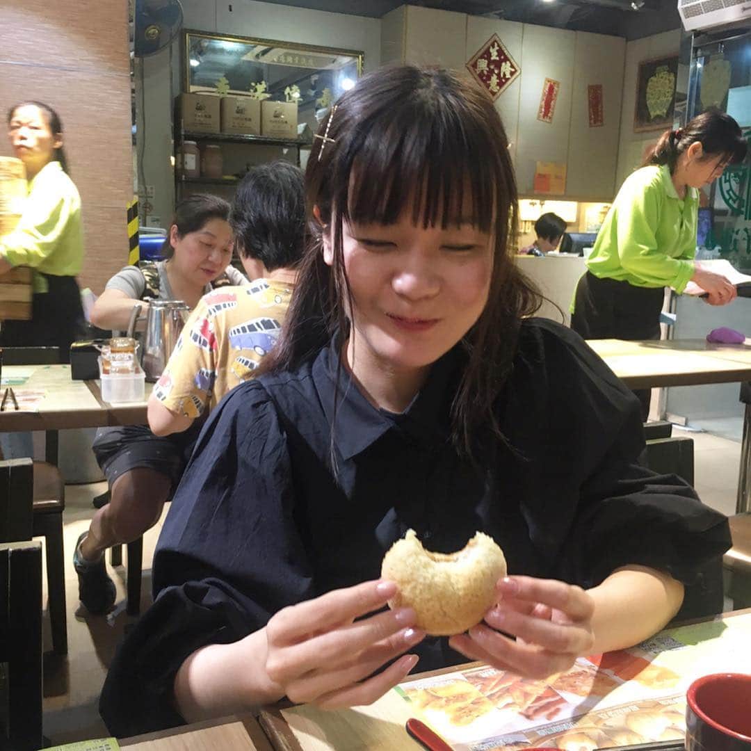 吉澤嘉代子さんのインスタグラム写真 - (吉澤嘉代子Instagram)「お友達が連れていってくれたミシュランでいちばん安い店。メロンパンみたいな生地に角煮が包まれていて、おかしくなるくらいおいしい。」4月10日 0時33分 - yoshizawakayoko