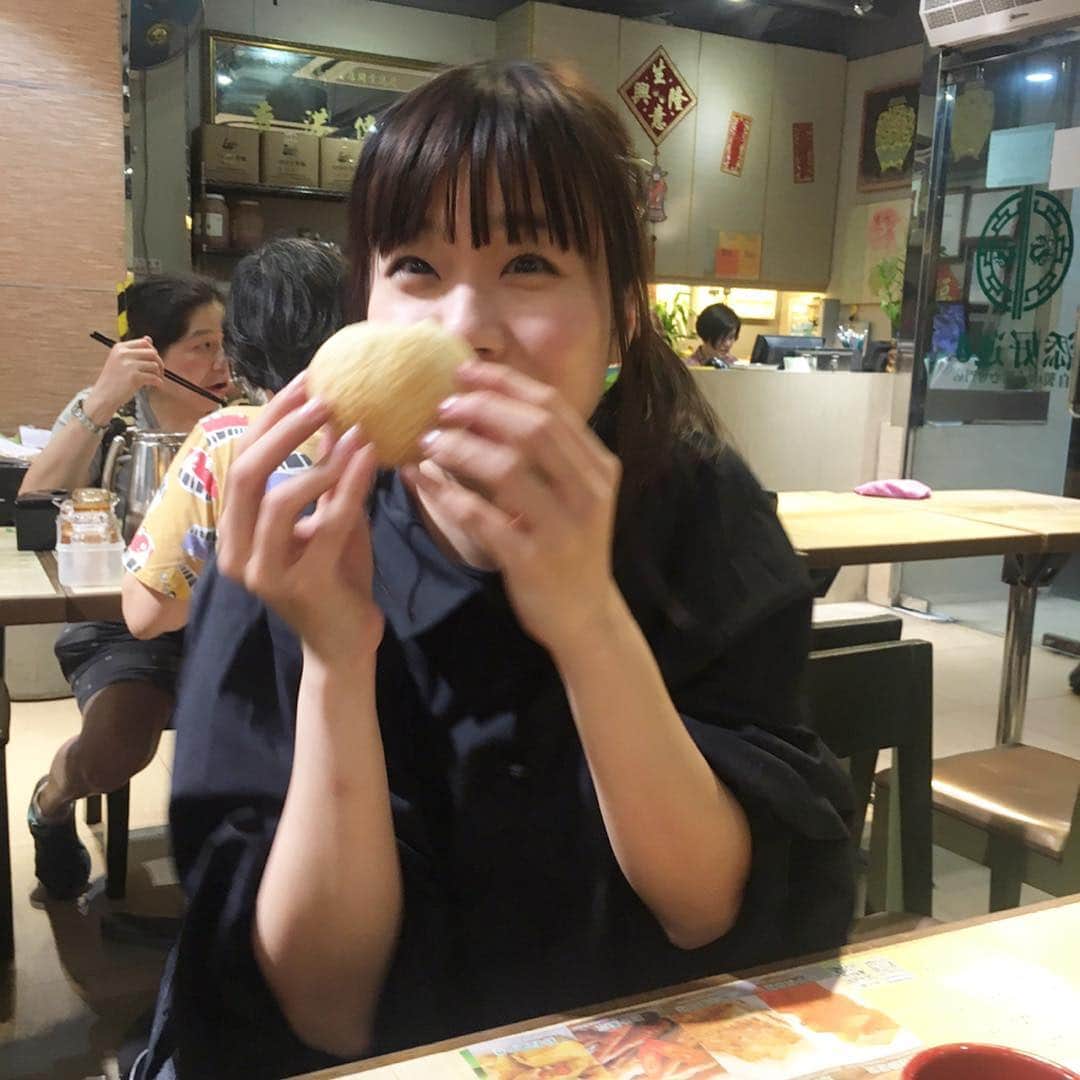 吉澤嘉代子さんのインスタグラム写真 - (吉澤嘉代子Instagram)「お友達が連れていってくれたミシュランでいちばん安い店。メロンパンみたいな生地に角煮が包まれていて、おかしくなるくらいおいしい。」4月10日 0時33分 - yoshizawakayoko