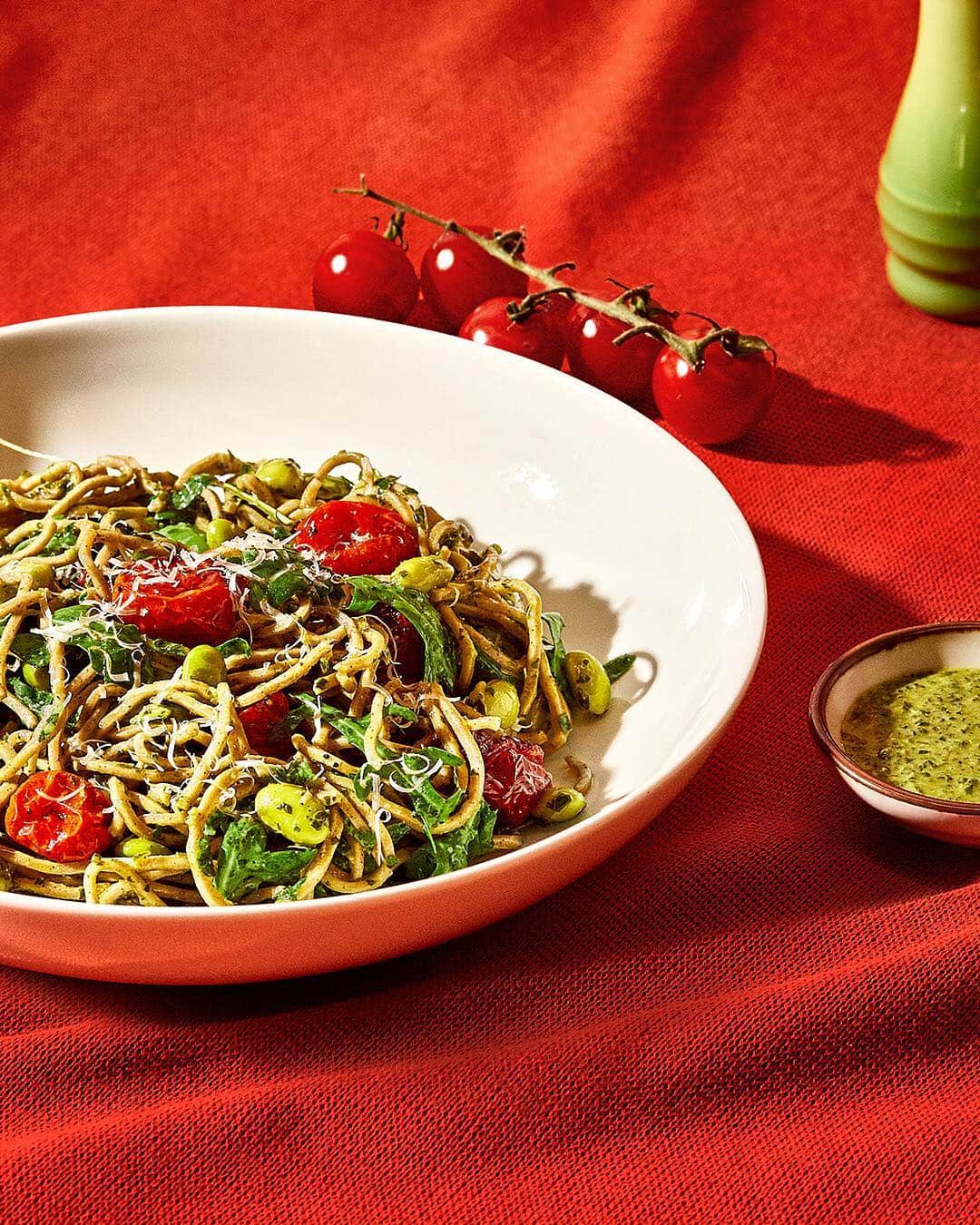 Chobaniのインスタグラム：「New season, new menu, same lunch spot! Our Pesto Buckwheat Noodle Salad— made with buckwheat noodles, arugula, edamame, roasted tomatoes, parmesan, and basil pesto—is now at Chobani Café. Visit our SoHo location to try a taste of the season.」
