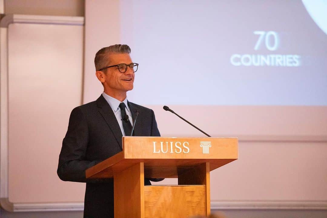 LVMHさんのインスタグラム写真 - (LVMHInstagram)「🎓 LVMH Day in Rome at @uniluiss With initiatives such as LVMH Day, the LVMH Group aims to enable young generations understand better the diversity of its career opportunities. Last April 5th, Serge Brunschwig, Chairman & CEO of @fendi, talked about LVMH values and strength to introduce the LVMH Day to 250 students from LUISS Guido Carli University, Rome. Following the keynote, the @uniluiss students had the opportunity to meet the Human Resources Ambassadors of twelve LVMH Maisons based or operating in Italy (@fendi, @louisvuitton, @celine, @loropianaofficial, Rossimoda, @dior, @emiliopucci, @bulgariofficial, @sephora, @dfsofficial, LVMH Perfumes & Cosmetics Division and @acquadiparma_official). _ #LVMHtalents #LUISS #LVMH」4月10日 0時41分 - lvmh