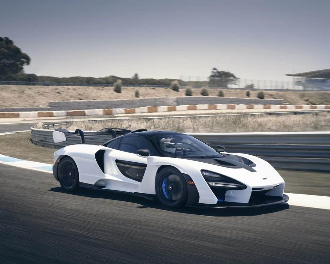 McLaren Automotiveさんのインスタグラム写真 - (McLaren AutomotiveInstagram)「Unparalleled feedback, ultimate control and breath-taking performance. This is the #McLarenSenna #UltimateMonth」4月10日 0時45分 - mclarenauto