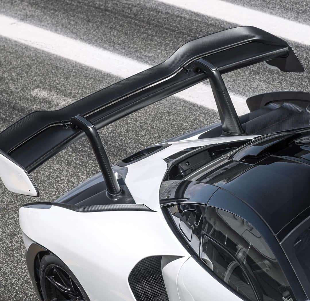 McLaren Automotiveさんのインスタグラム写真 - (McLaren AutomotiveInstagram)「800kg of downforce. Combine that with our most powerful road-car engine ever and you have a driving experience that is second to none. #McLarenSenna #UltimateMonth」4月10日 0時46分 - mclarenauto
