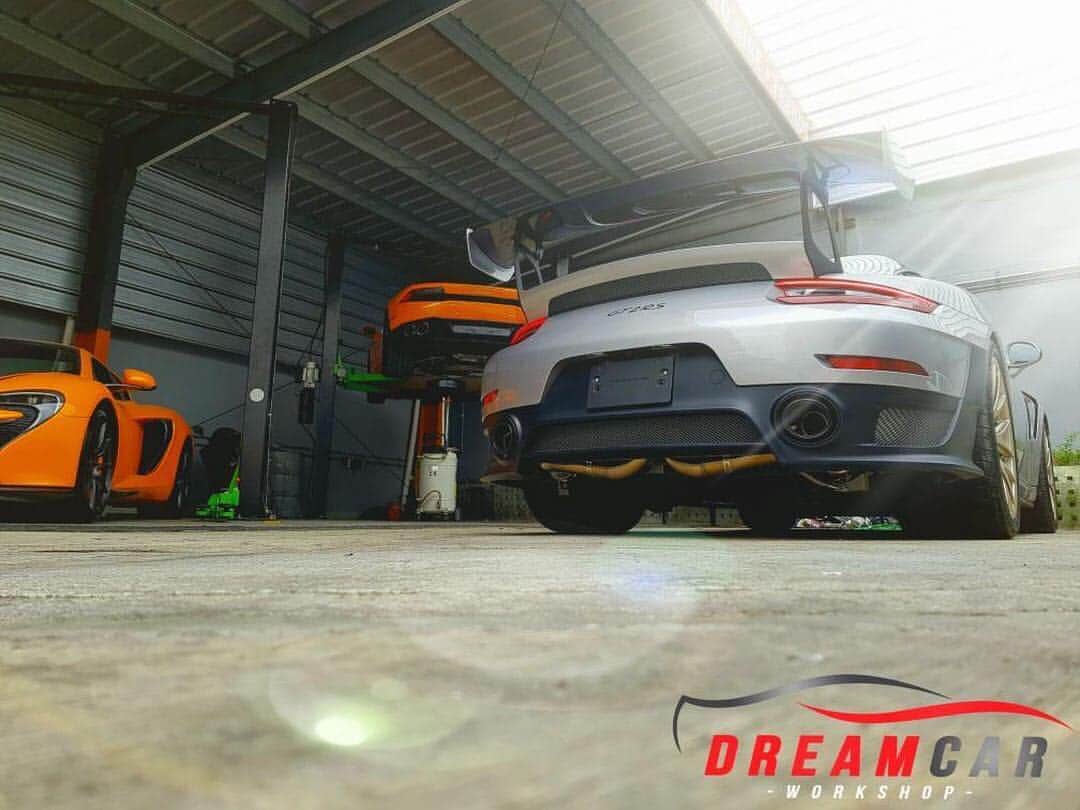 CarsWithoutLimitsさんのインスタグラム写真 - (CarsWithoutLimitsInstagram)「@Dreamcarworkshop built #GT2RS with it's new custom exhaust and two fun and fast 🍊 behind  Follow @Dreamcarworkshop they are #worldwidemechanic and travels everywhere fixing and modifying cars  Photo @daniramunno @topcar.rd」4月10日 0時48分 - carswithoutlimits