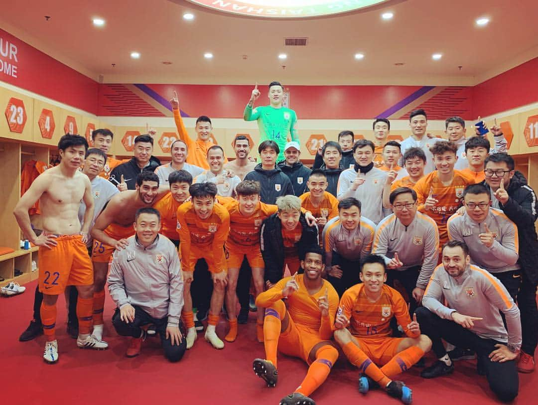 グラツィアーノ・ペッレさんのインスタグラム写真 - (グラツィアーノ・ペッレInstagram)「Important win in Asian Champions league group stage . Proud of the team and nice to make fans happy . delighted with my fifth goals ⚽️⚽️⚽️⚽️⚽️ of the tournament ... and happy for my friend @fellaini goal 🇧🇪. keep strong and keep desiring more & more . #goals #victory #shandongluneng 🧡」4月10日 0時51分 - gpelle19_official