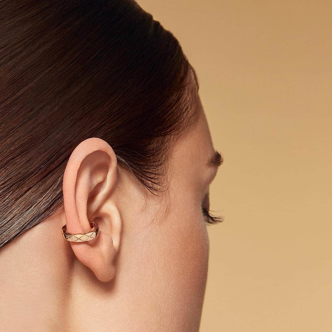 シャネルさんのインスタグラム写真 - (シャネルInstagram)「COCO CRUSH. New COCO CRUSH earrings in BEIGE GOLD and white gold with diamonds. Worn together or separately, the most beautiful way to wear them is however suits your style. Way more than a crush.  Your way, your allure. #COCOCRUSH #CHANELFineJewelry Discover the collection - link in bio」4月10日 1時02分 - chanelofficial