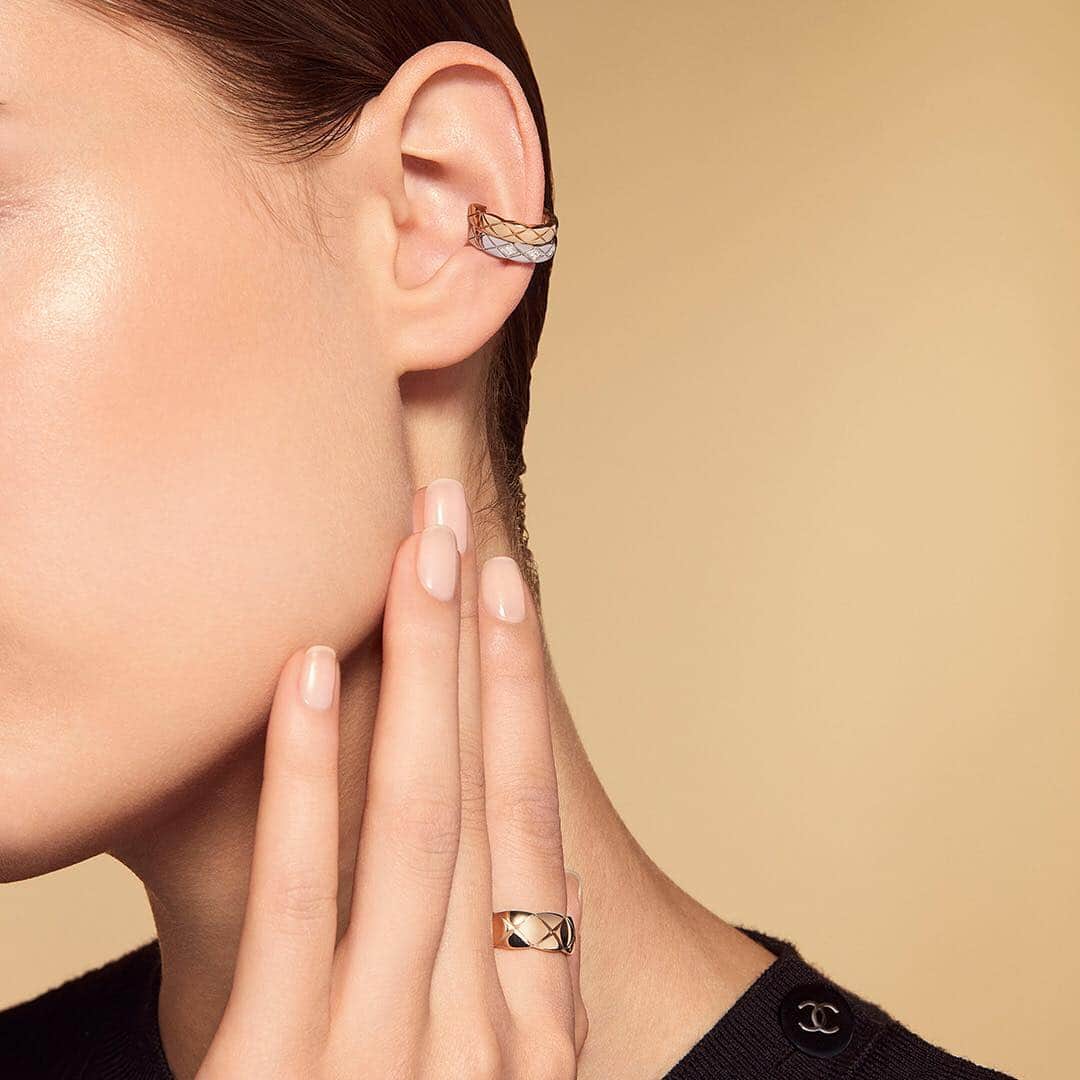 シャネルさんのインスタグラム写真 - (シャネルInstagram)「COCO CRUSH. New COCO CRUSH earrings in BEIGE GOLD and white gold with diamonds. Worn together or separately, the most beautiful way to wear them is however suits your style. Way more than a crush.  Your way, your allure. #COCOCRUSH #CHANELFineJewelry Discover the collection - link in bio」4月10日 1時02分 - chanelofficial