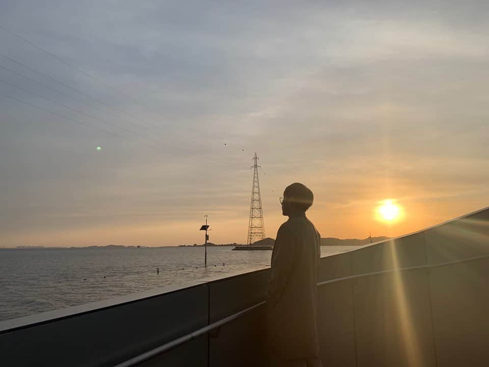 ジョンウク のインスタグラム：「태양에 소원을 빌어보자☀️ . . . . . . #서울#인천#홍대#도쿄#연남동#연트럴파크#인하대#데일리#가수정욱#정욱#그사람그대라서#뚫고싶어라#스트리밍#축가#축가문의#DM #촬영#태양#소원#힐링#노을#제부도#운동」