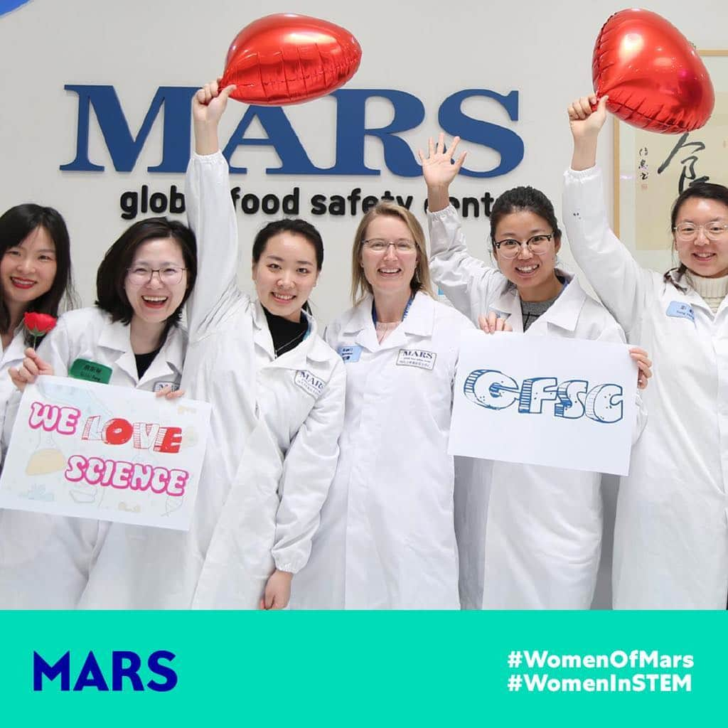 Marsさんのインスタグラム写真 - (MarsInstagram)「As scientists at the forefront of food innovation & tech, the talented #WomenOfMars at Mars Edge offer a crucial perspective for advancing food safety & security around the world. Together, we’re working each and every day to to help ensure safe food for all that leads to better lives tomorrow. #TomorrowStartsToday #ProudlyMars」4月10日 1時00分 - marsglobal