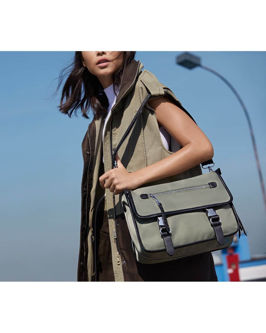 Santa Lollaさんのインスタグラム写真 - (Santa LollaInstagram)「A bolsa tiracolo sporty leva tudo o que a gente precisa com estilo, praticidade e vibes utilitárias! [ 0453.1E5D.0042.0222 | R$249,90 ] #santalollainv19 #sporty #bagoftheday」4月10日 1時00分 - santa_lolla