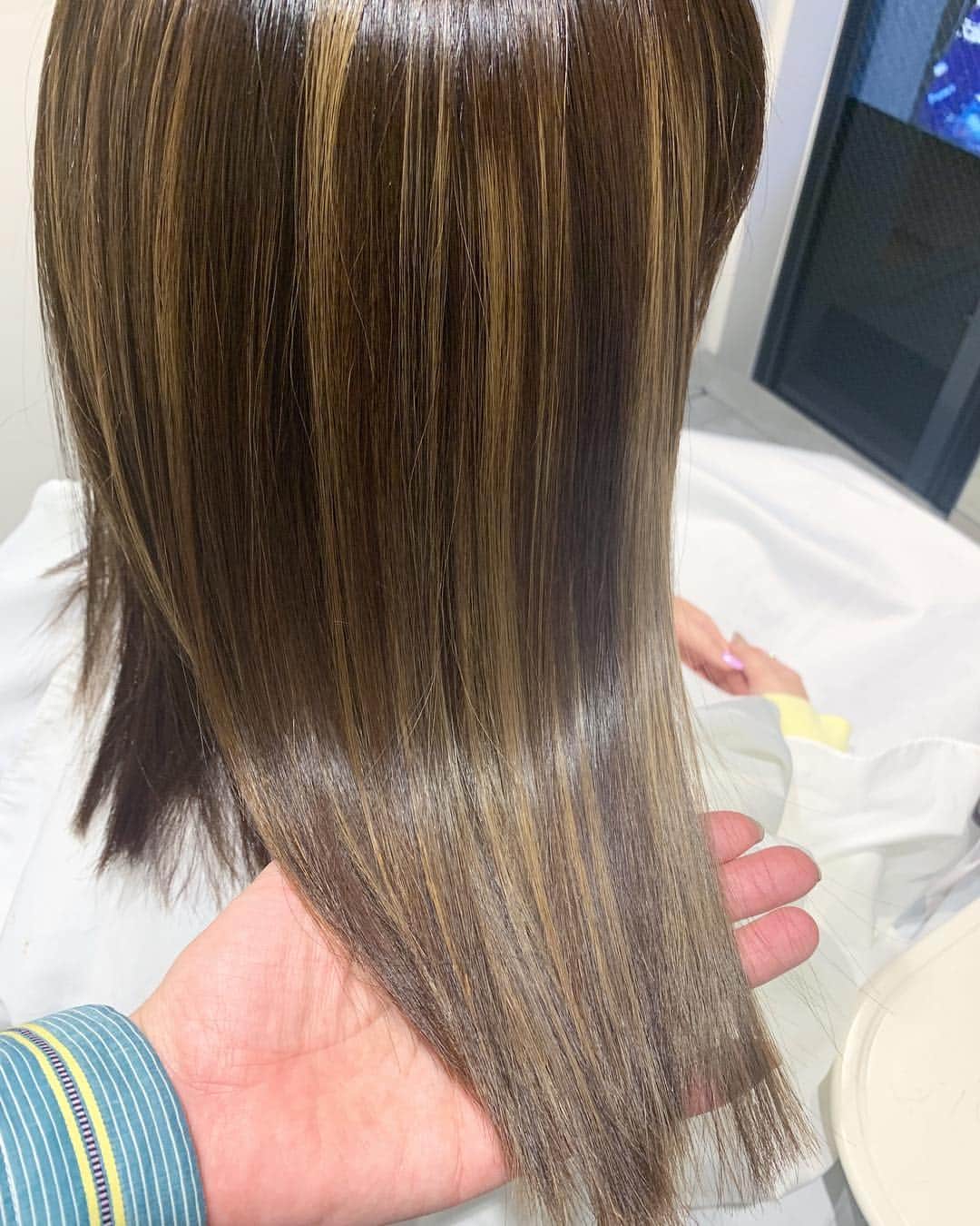 鮫島邦明のインスタグラム：「ツヤツヤ な美髪チャージ 3回目 2回目までまぁまぁってお客様に言われてたけど3回目でビビるくらい変わった 5回続ければ結果が出る ツヤツヤ欲しい方は是非！ #ハイライト #アッシュカラー #梅田美容室 #梅田美容院 #ヘア#梅田ヘアスタイル #髪型 #ヘアセット #ヘアメイク #キラ水 #グラデーション #ホリスティックカラー #ヘアアレンジ #アレンジ #パーティー #ポニーテール #クルリンパ#gu #snidel #梅田美容師 #モデル #サロンモデル #サロモ #ヘアカタ #ny#nyc #aujua --------------------------------------. 梅田と東京出店を計画中 スタッフ募集中メッセージくださいね★ AVANCE.CROSStuin梅田茶屋町 TEL06-6377-7211 AVANCE.CROSSmel c西梅田 TEL06-6348-2050 gif.hair TEL06-6377-7277 AVANCE.京橋 TEL06-6356-1555」